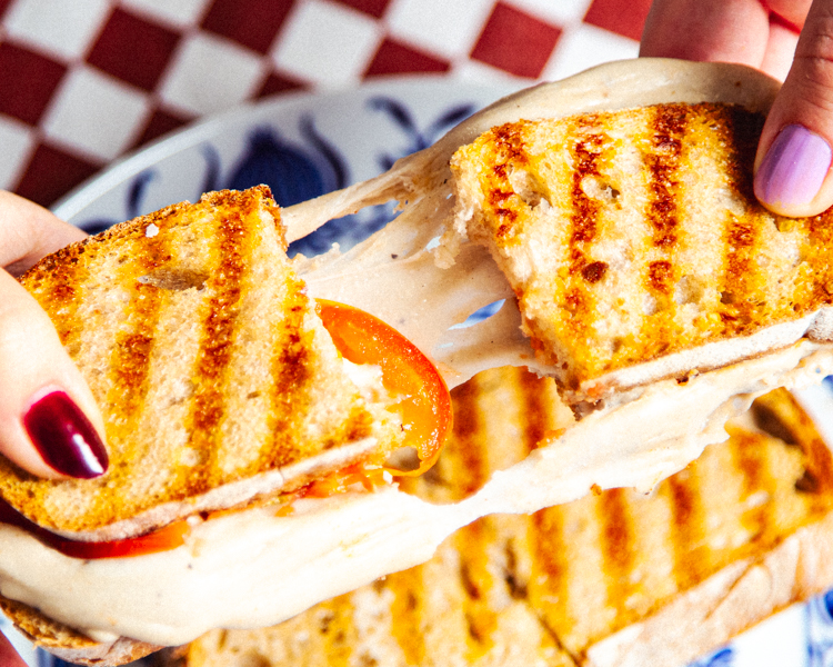 Veganer Mozzarella auf Pizza