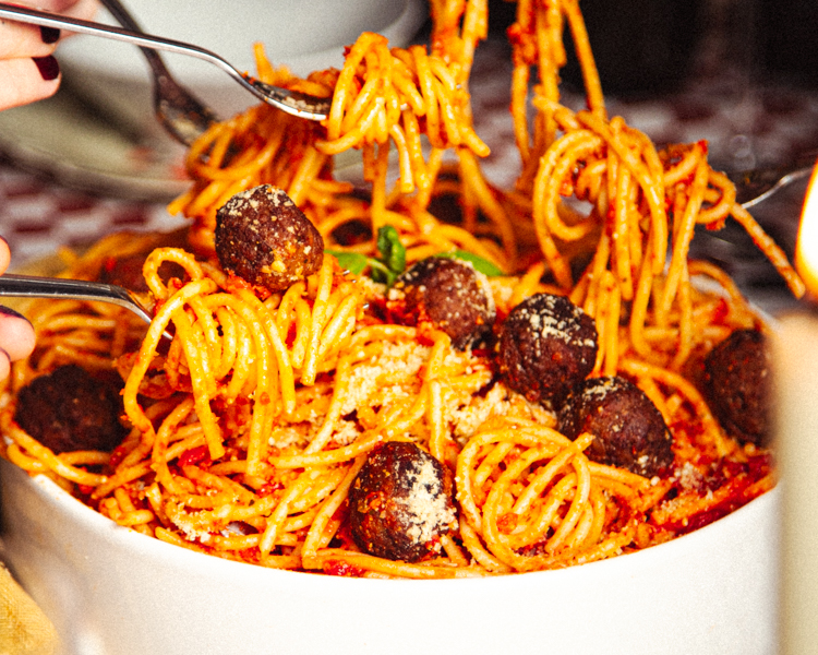 VANOZZA Old Italian veganer Parmesan auf Pasta