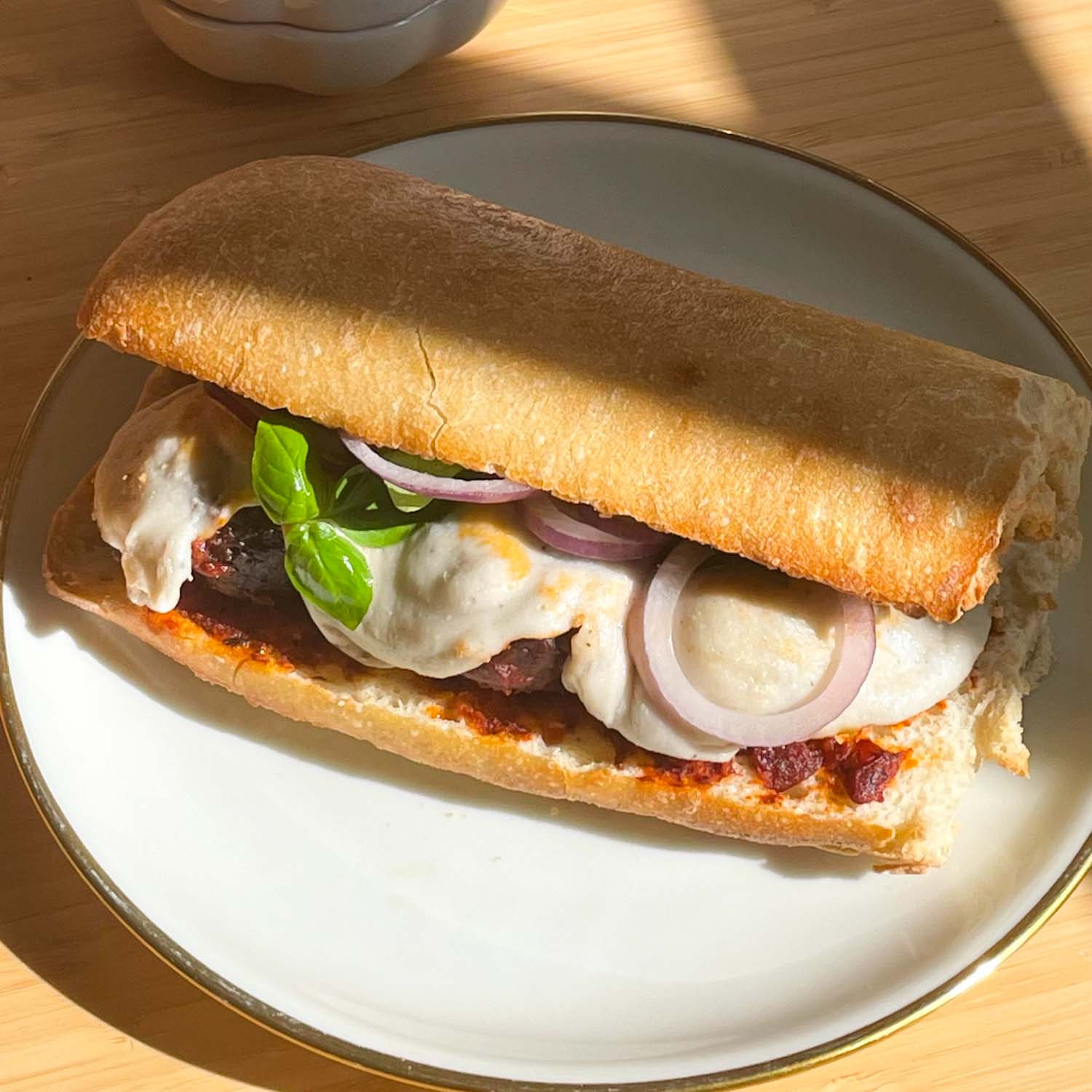 Veganer Meatball Sub mit VANOZZA Mozzarella