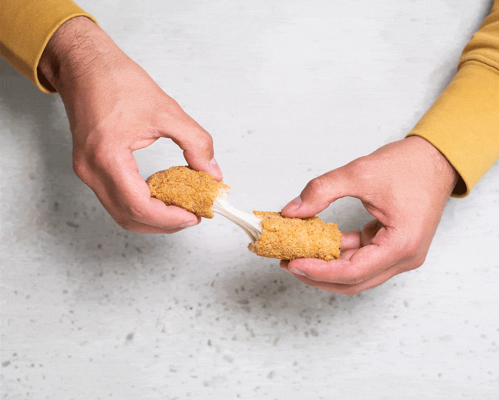 Vegane Mozzarella-Sticks – lange Fäden ziehen